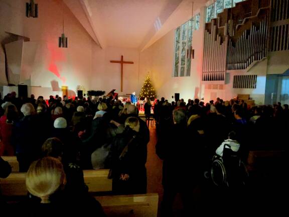 Pepeä saapui kuuntelemaan runsaslukuinen yleisö.