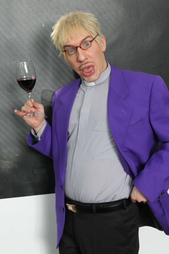 Monet yhdistänevät Aku Hirviniemen ensisijaisesti aina Putoukseen. Kuvassa Akun sketsihahmo Usko Eevertti Luttinen.