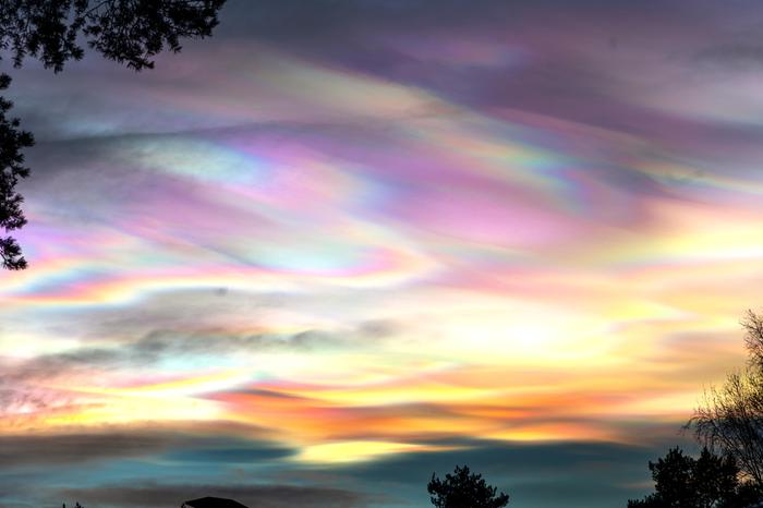 Helmiäispilvet loistivat Kokkolassa tammikuussa 2025.