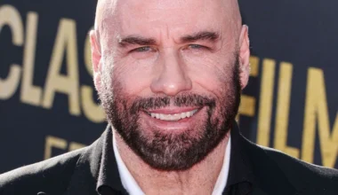 Hurjat väitteet: John Travolta ja entinen vaimo saivat munasoluja Elviksen jälkeläisiltä