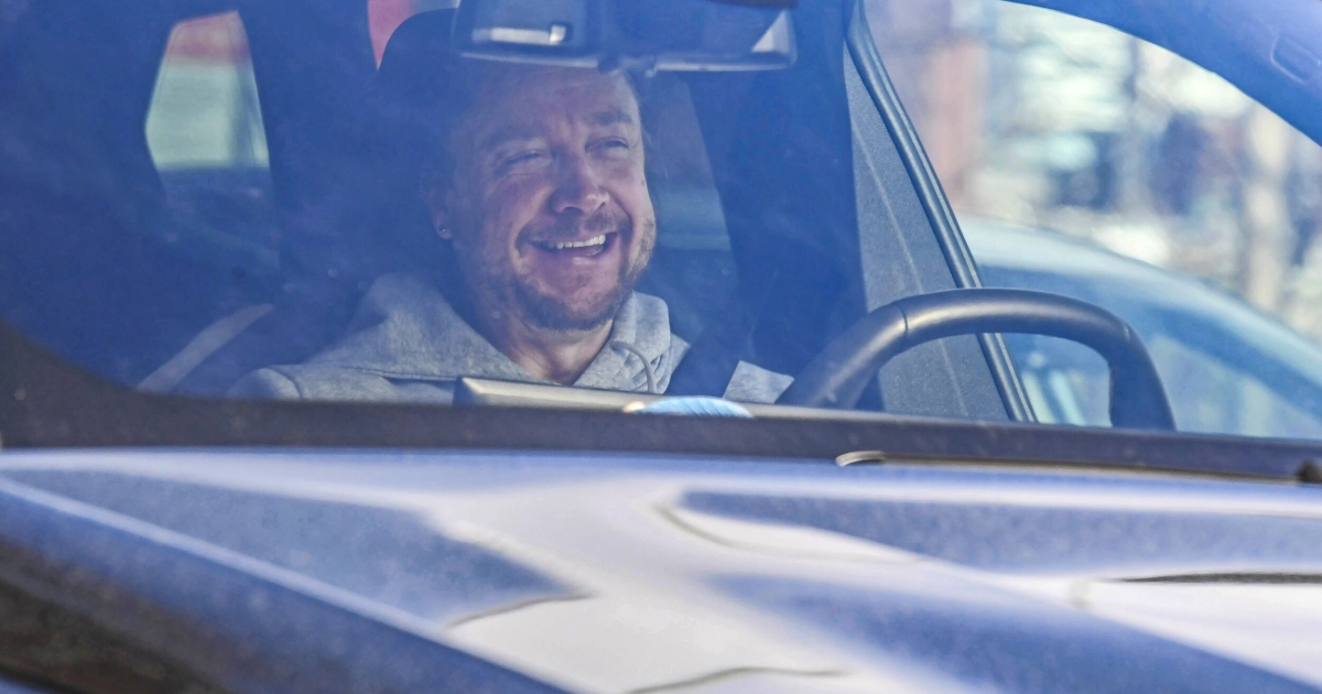 Laulaja Samu Haber ja kuvaaja Janita Autio ökyautoilivat Espanjassa