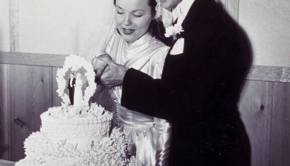 Audien ensimmäinen liitto näyttelijä Wanda Hendrixin (kuvassa) kanssa jäi vain kahden vuoden pituiseksi, sillä Audie rakastui lentoemäntä Pamela Opal Lee Archeriin. Pari avioitui ja sai kaksi poikaa.