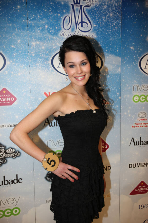 Sara nähtiin missiaikoina usein tyttömäisissä meikeissä ja tyyleissä. Asuista löytyi paljon koruja ja huulilta usein pinkkiä sävyä.