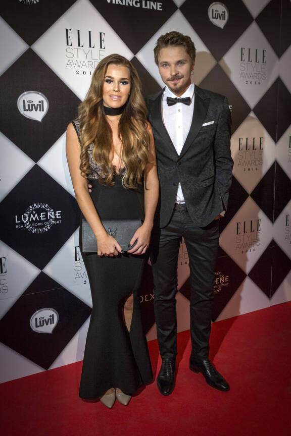 2010-luvun puolivälissä Sara esiintyi punaisilla matoilla toisinaan silloisen kumppaninsa, artisti Roope Salmisen rinnalla.