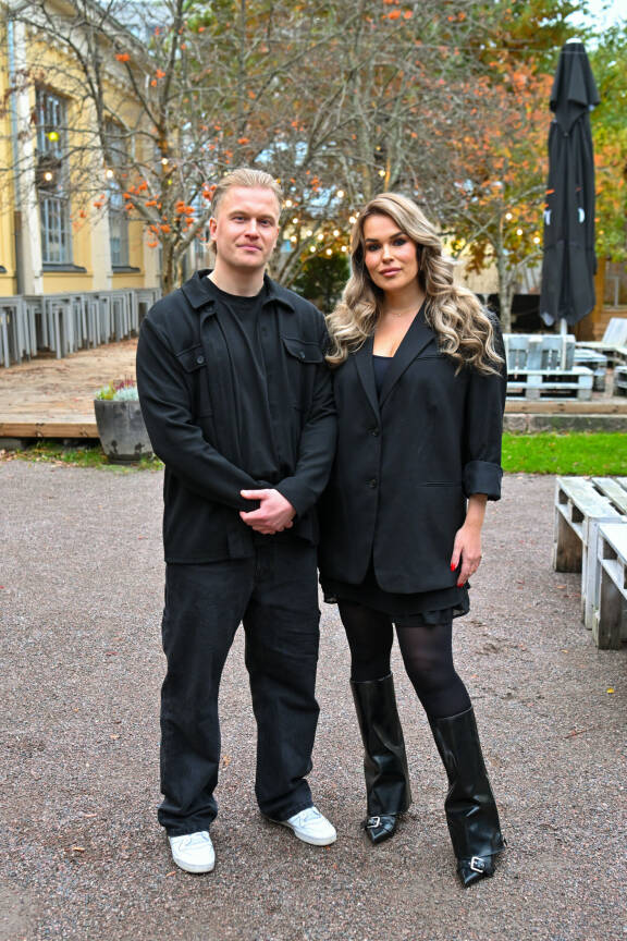 Sara ja hänen veljensä Artturi poseerasivat lokakuussa Nelosen Amazing Race Suomi -ohjelman lehdistötilaisuudessa. Kaksikko osallistui viime kuukausina televisioissa pyörineeseen kilpailuformaattiin tiiminä.