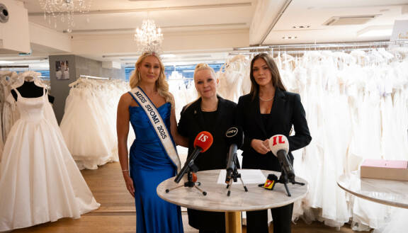 Tara kruunattiin Miss Suomeksi poikkeuksellisissa oloissa torstaina 11. joulukuuta.