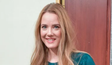 Salatut elämät -tähti Tuuli Mattila juhlistaa kihlajaisten vuosipäivää romanttisesti