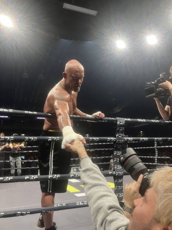 Syyskuisessa F2F-tapahtumassa katsojana ollut Pullis kiiruhti kiittämään pääottelun jälkeen Jere Karalahtea hienosta taistosta.