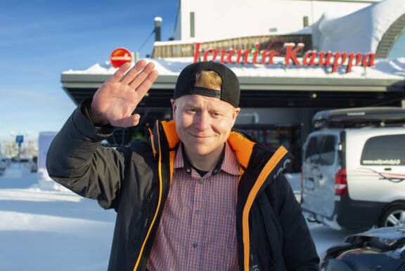 Kyläkauppias Sampo Kaulanen kuvattuna Jounin Kaupalla talvella 2020.