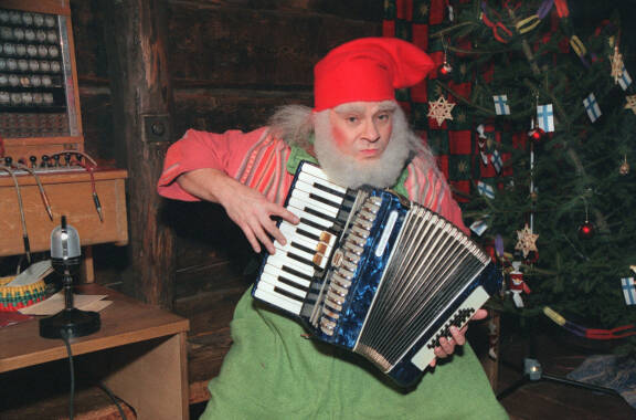 Tonttu Toljanteri soittaa haitaria.