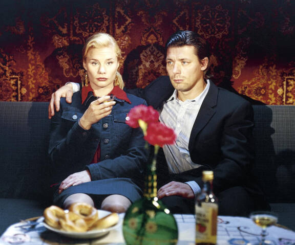 Maria Järvenhelmen tunnetuimpia rooleja lienee Aki Kaurismäen laitakaupungin valot -elokuvan femme fatale – kohtalokas nainen. Marian vieressä kyseisen elokuvan pääroolin tekevä Janne Hyytiäinen.