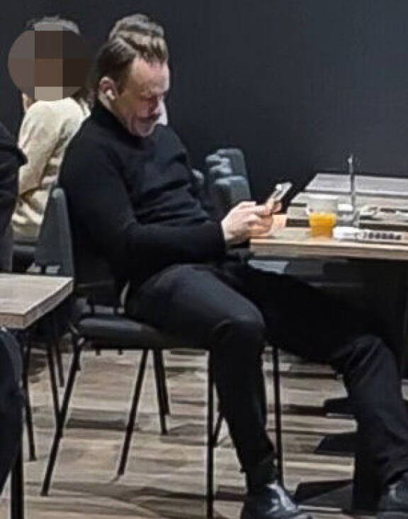 Markus ja Emma keskittyivät aamupalan ohella älylaitteisiin.