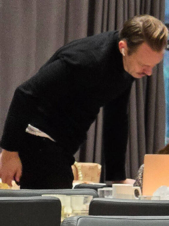 Lukijan mukaan Markuksella oli napit korvilla koko aamiaisen ajan.