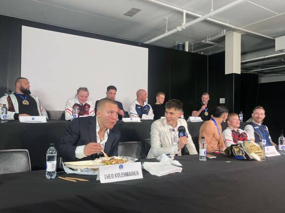 Theo Kolehmainen nautti ansaitusta ruuasta Ice Cagen jälkeisessä pressissä.