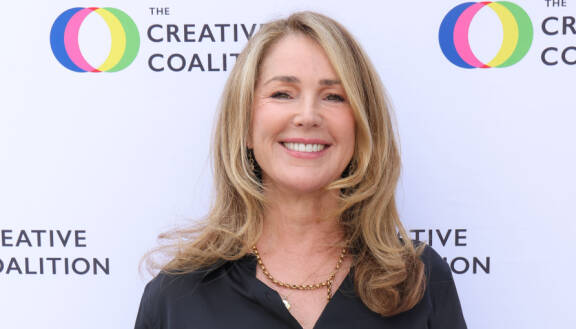 Peri Gilpin punaisella matolla Hollywoodissa syyskuussa 2025.