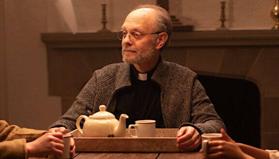 David Hyde Pierce vuoden 2024 elokuvassa The Exorcism.