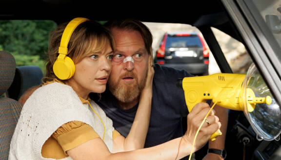 Where’s Wanda? -sarjassa Heike Makatschin ja Axel Steinin esittämät Carlotta ja Dedo etsivät kadonnutta tytärtään Wandaa ja päätyvät vakoilemaan kotikaupunkinsa ihmisiä.