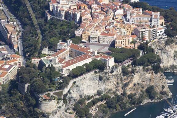 Prinssin palatsi sijaitsee kukkulan laella Välimeren rannalla.