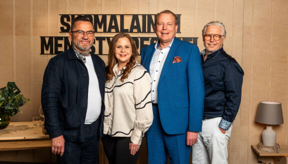 Jukka Kurttila,  Suvi Luoma, Jyrki Sukula ja Sampo Päällysaho ohjelman kuvauspaikalla.