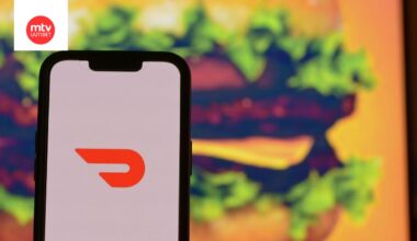 DoorDash-ruoankuljetuspalvelussa työskennellyt nainen kyllästi asiakkaille viemänsä ruoan pippurisumutteella ja väitti torjuneensa hämähäkkiä.