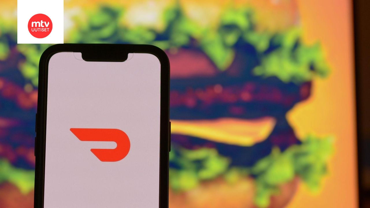 DoorDash-ruoankuljetuspalvelussa työskennellyt nainen kyllästi asiakkaille viemänsä ruoan pippurisumutteella ja väitti torjuneensa hämähäkkiä.