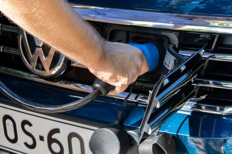 Sähköautojen määrä kasvaa Carunan verkkoalueilla – Espoo erottuu selvästi joukosta