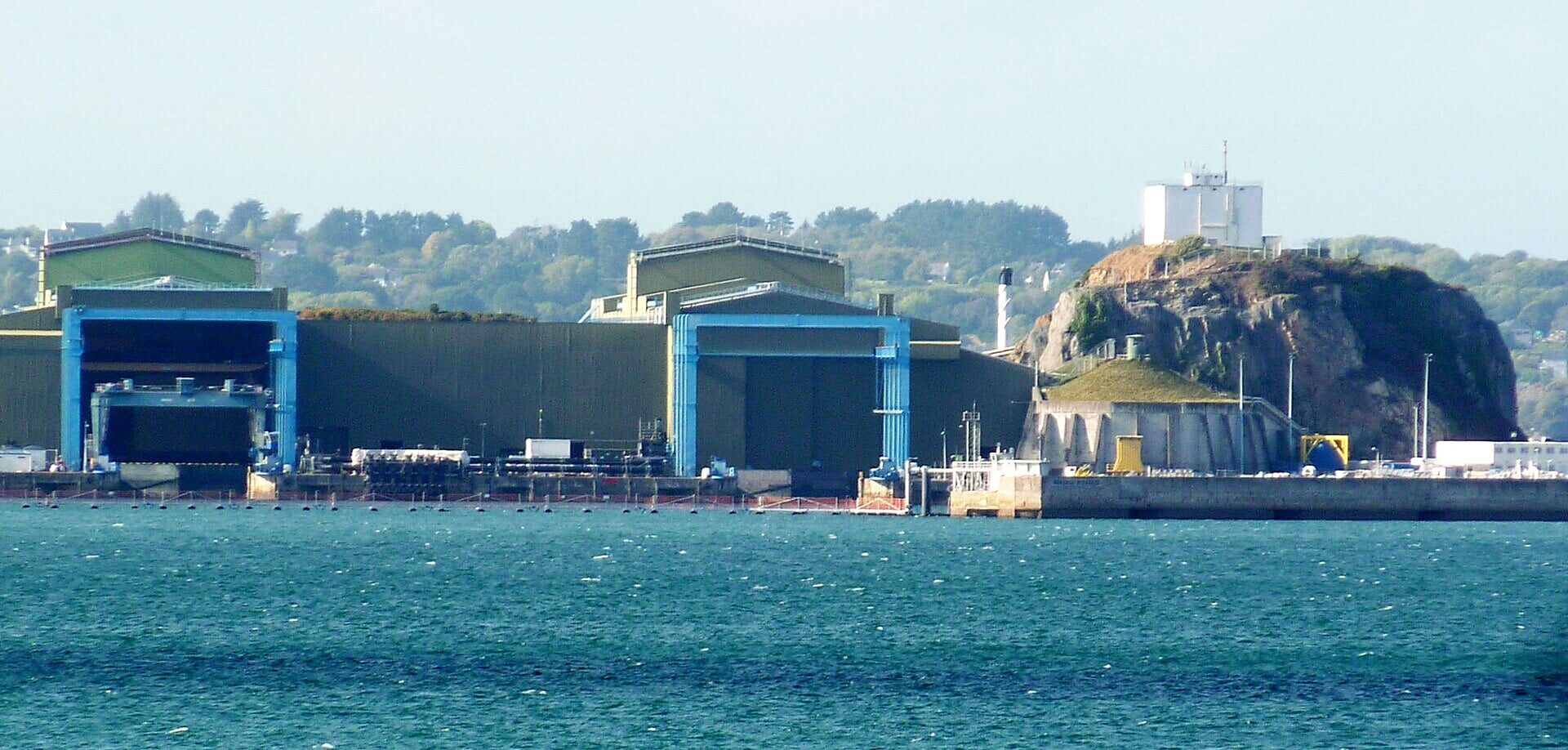 Lennokkeja Ranskan sukellusveneiden tukikohdan yllä - sotilaat avasivat tulen