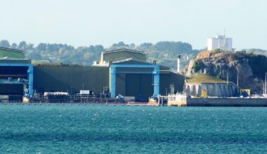 Lennokkeja Ranskan sukellusveneiden tukikohdan yllä - sotilaat avasivat tulen