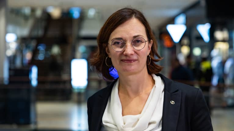 Henkilökuvassa Anni Mikkonen, Tuulivoimyhdistyksen toimitusjohtaja.