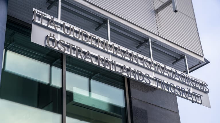 Itä-Uudenmaan käräjäoikeuden kyltti Vantaalla.