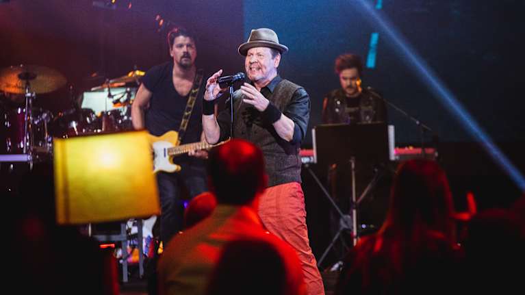 Pate Mustajärvi esiintymässä Apua Ukrainaan -tukikonsertissa.