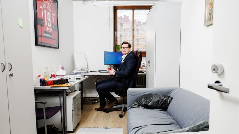 Matti Pesu työhuoneessaan Helsingissä.