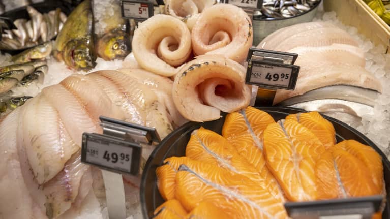 Kalatuotteita kalatiskissä.