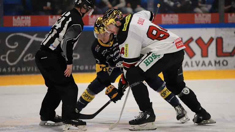 Roki-kultakypärä Heikki Huttunen ja JoKP-kultakypärä Timotej Sille aloitustilanteessa.