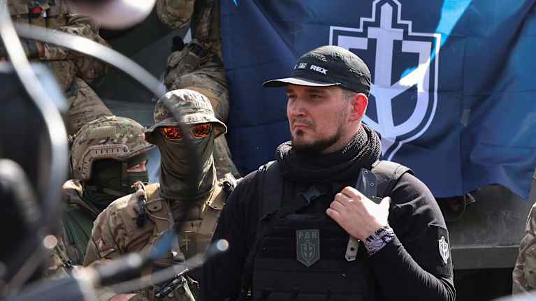 Venäjän vapaaehtoisjoukkojen komentaja Denis Kapustin sotilaiden ympäröimänä.