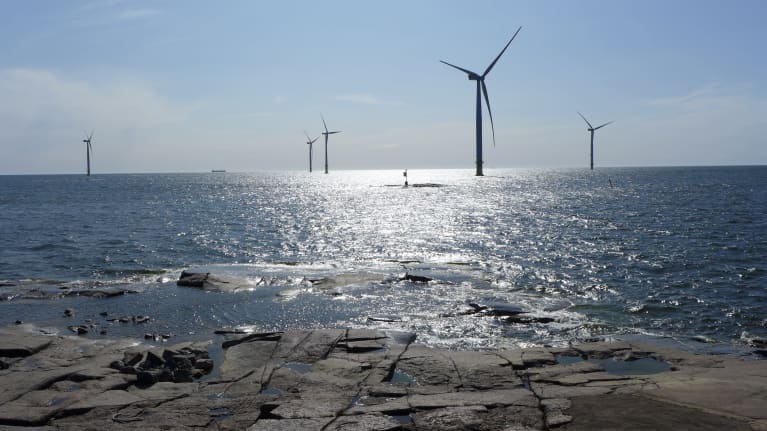 Viisi merituulivoimalaa näkyy kirkkaalla merellä Porin Tahkoluodossa.