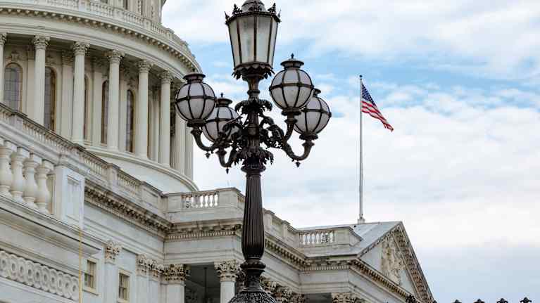 US Senaatti/kongressi, valotolppa ja USA-lippu tangossa.