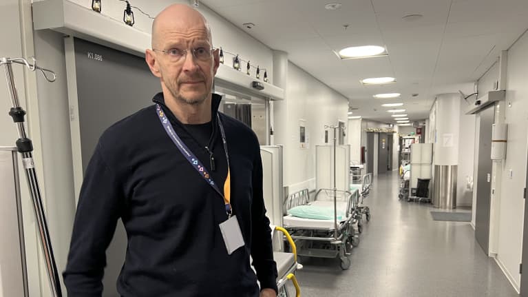 Pekka Korvenoja seisoo sairaalan käytävällä.