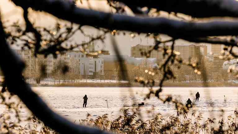 Pilkkijöitä Töölönlahdella.