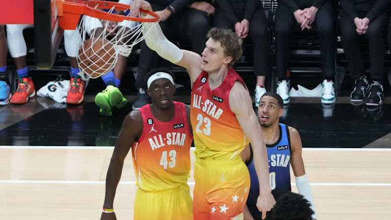 Viime vuoden NBA:n tähdistöpelissä Pascal Siakam pelasi Lauri Markkasen kanssa samassa joukkueessa. Takana pälyilee Indiana Pacersin takamiestähti Tyrese Haliburton.