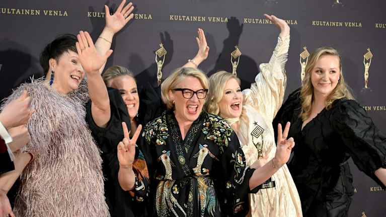 Elämäni biisi -ohjelman tekijöiden riemua Venla-gaalassa 2024.