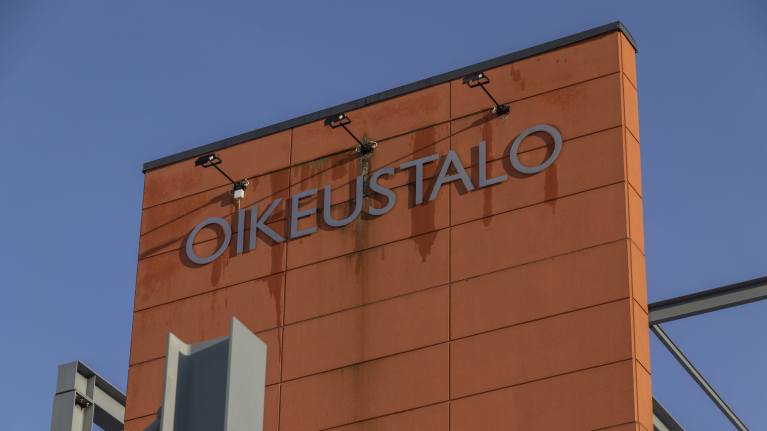 Oikeustalo-kyltti oikeustalon pylväässä