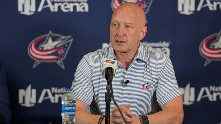 Jarmo Kekäläinen puhuu lehdistölle tiedotustilaisuudessa.