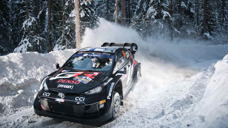 Kalle Rovanperän ralliauto vauhdissa Ruotsin talvirallissa.