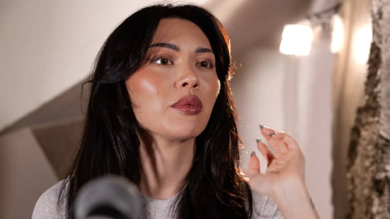 Shirly Karvinen Ravintola Manalan stand-up-lavalla.