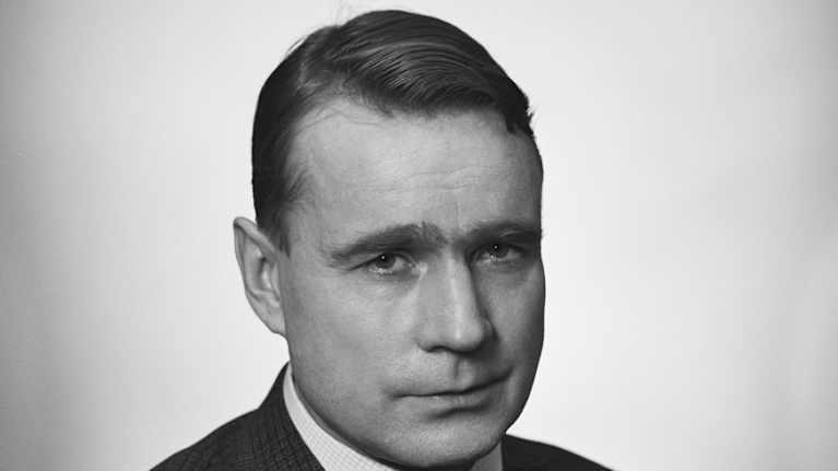 Mauno Koivisto katsoo.