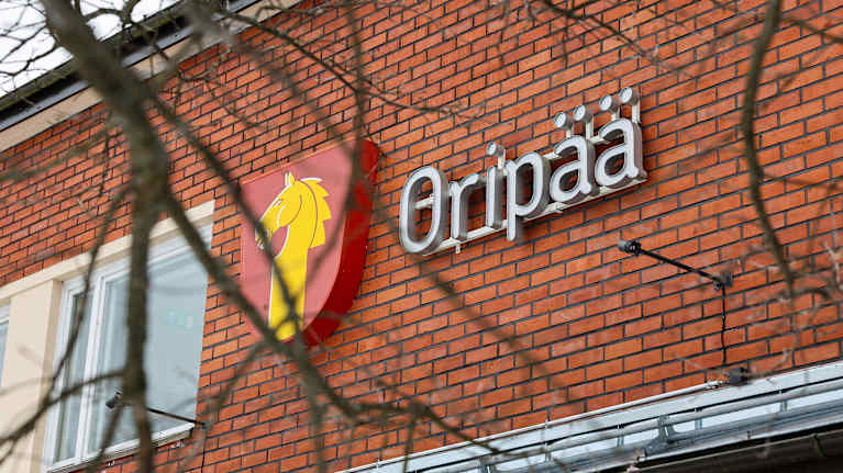 Oripään kunnan vaakuna Oripään kunnanviraston tiiliseinässä.