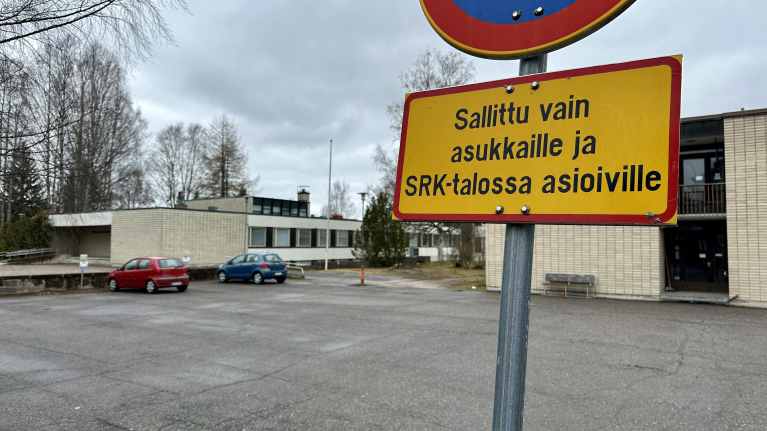 Tampereen Nekalan seurakuntatalon parkkipaikka. Kuvauspäivä 26.4.2024.