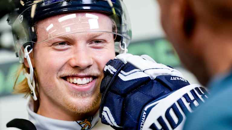 Konsta Helenius haastateltavana.