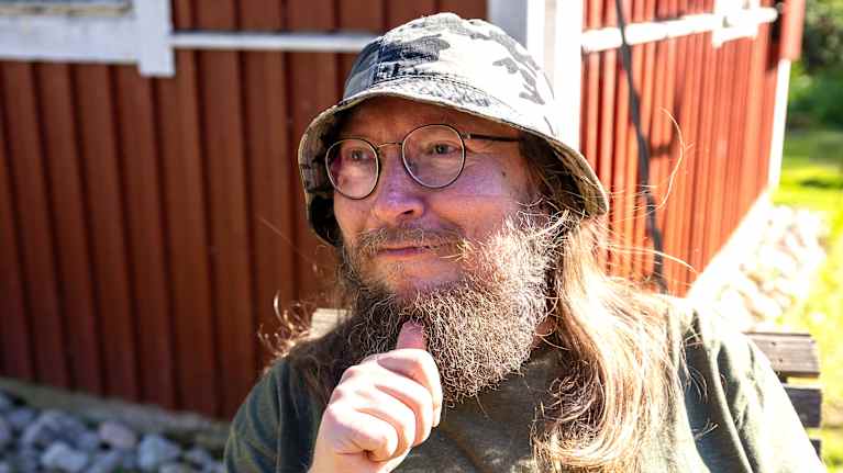 Ohjaaja Harri István Mäki katselee näytelmää.